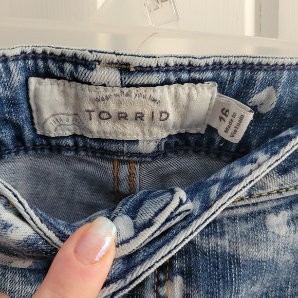 Torrid Heart Distressed Shorts - Picture 4 of 5